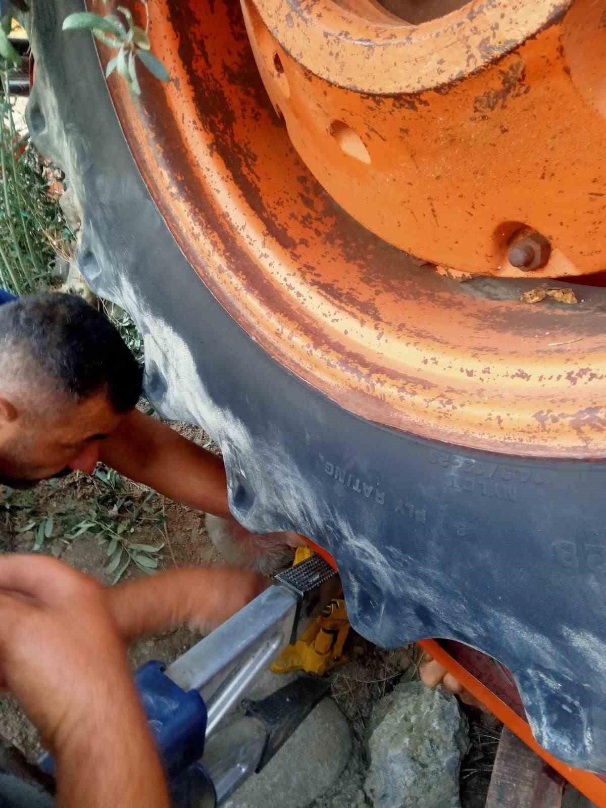 Devrilen traktörün altında kalan sürücüyü kurtarmak için zamanla yarıştılar
