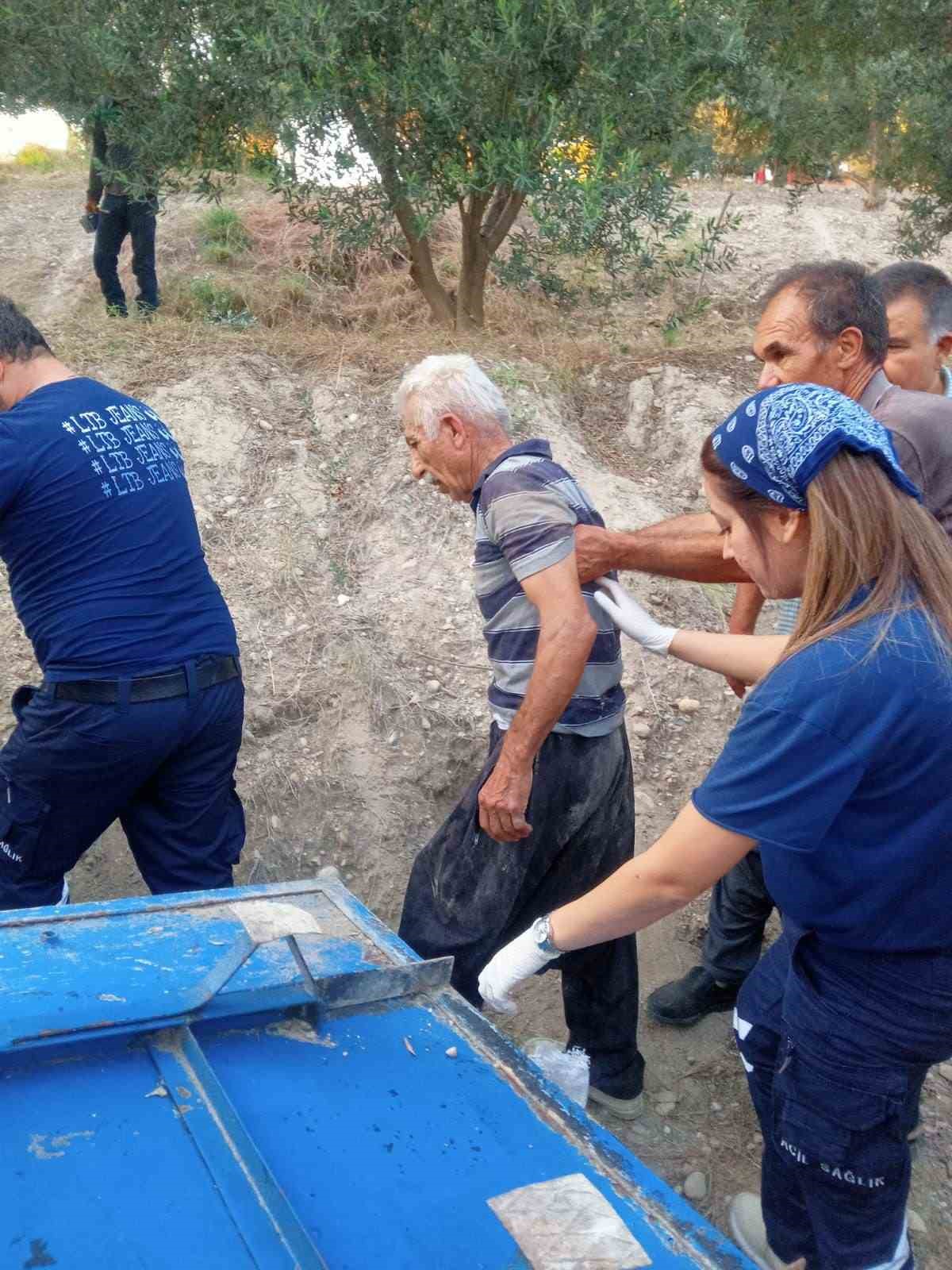 Devrilen traktörün altında kalan sürücüyü kurtarmak için zamanla yarıştılar
