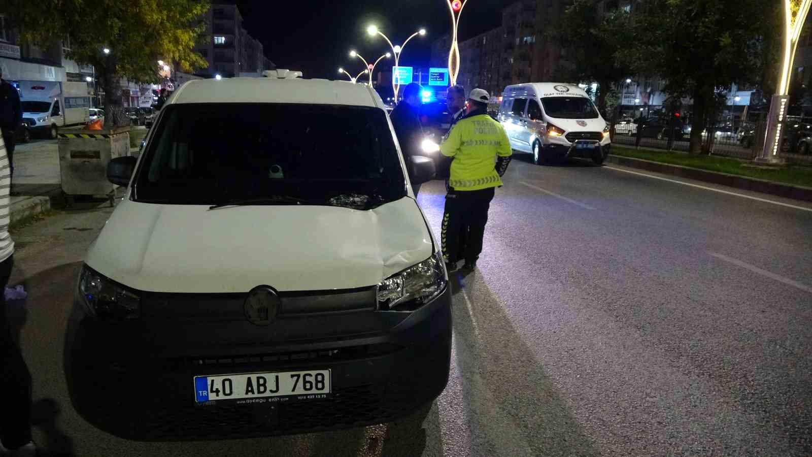 Bariyerden atlayıp karşıya geçerken aracın çarptığı çocuk hayatını kaybetti
