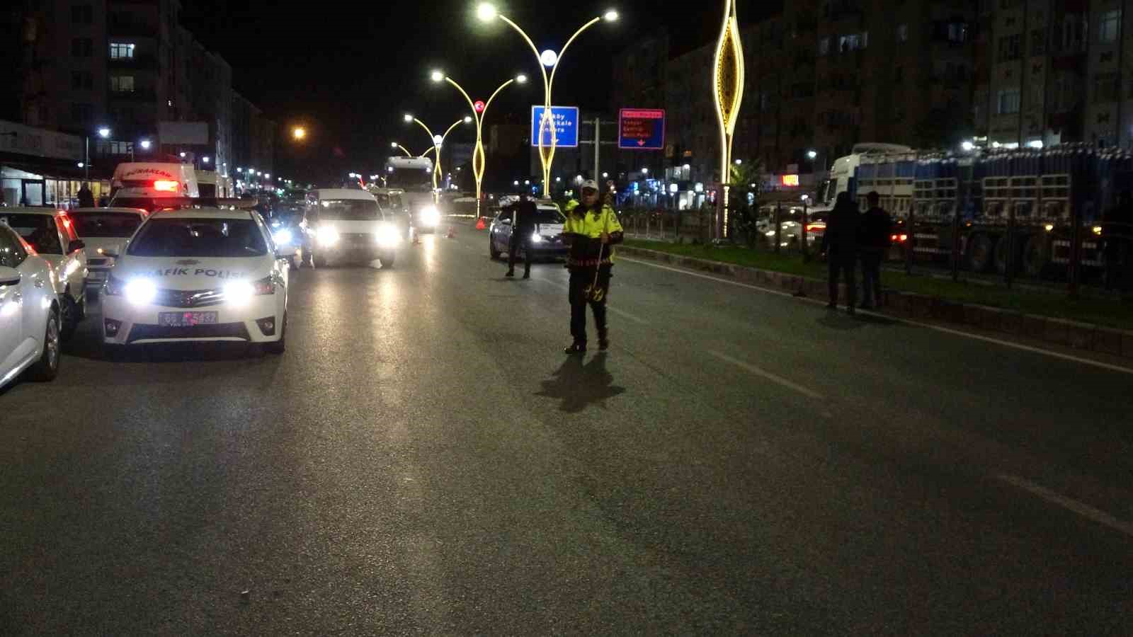 Bariyerden atlayıp karşıya geçerken aracın çarptığı çocuk hayatını kaybetti
