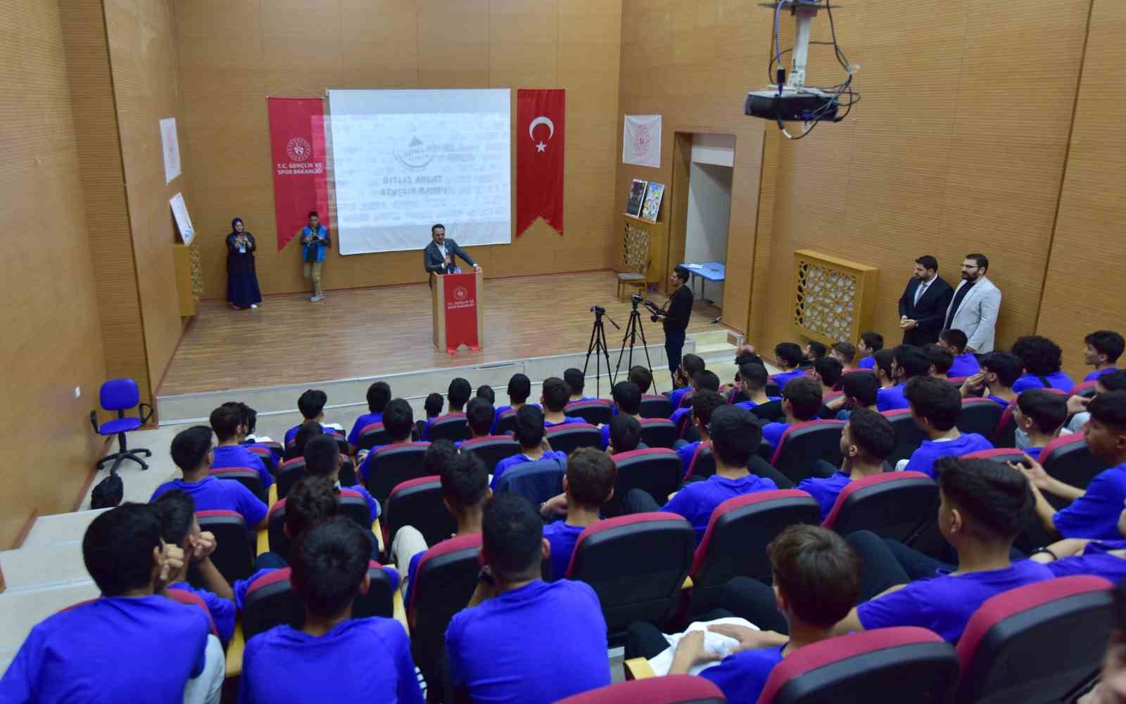 Bakan Yardımcısı Eminoğlu, Ahlat’ta gençlerle buluştu
