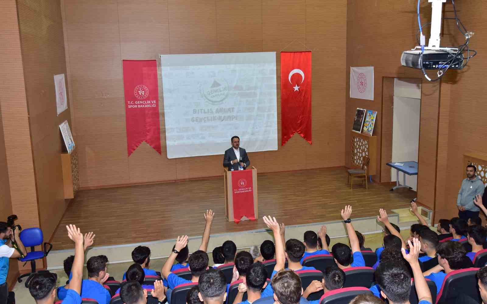 Bakan Yardımcısı Eminoğlu, Ahlat’ta gençlerle buluştu
