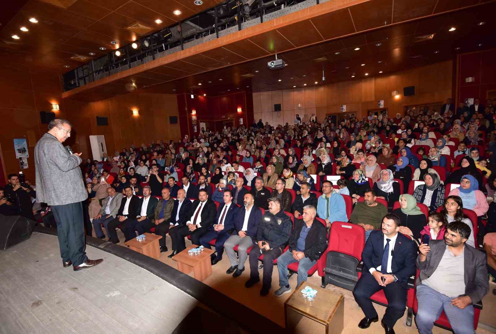 Ahlat’ta araştırmacı yazar Hayati İnanç söyleşisi yoğun ilgi gördü
