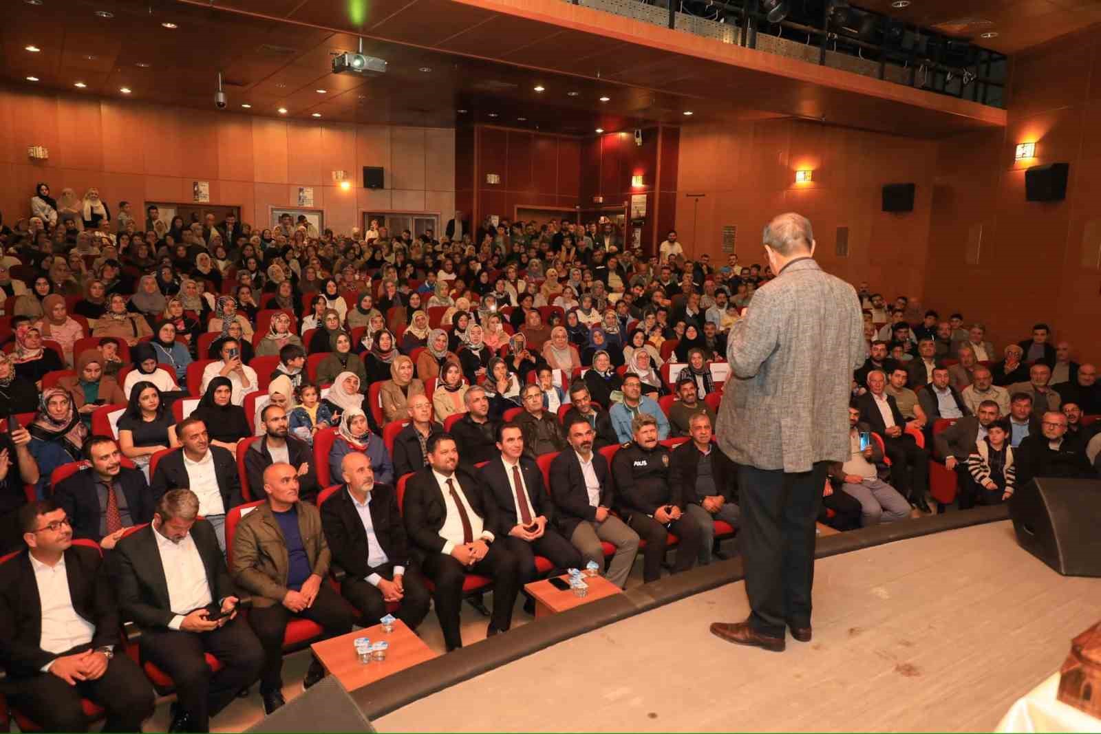 Ahlat’ta araştırmacı yazar Hayati İnanç söyleşisi yoğun ilgi gördü
