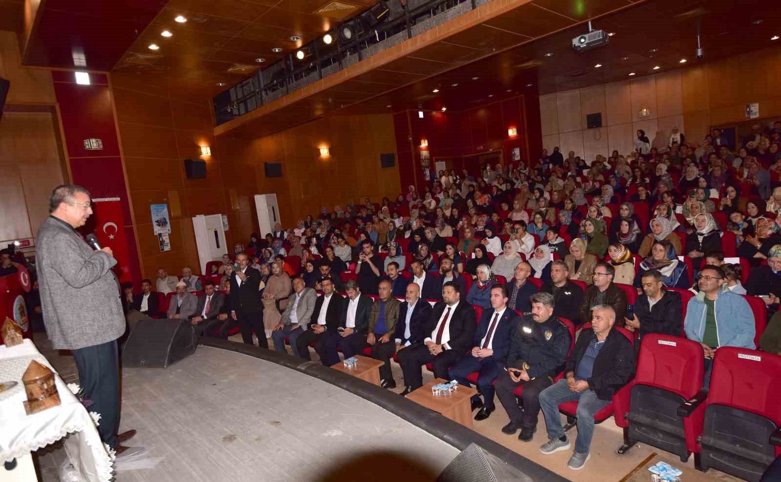 Ahlat’ta araştırmacı yazar Hayati İnanç söyleşisi yoğun ilgi gördü
