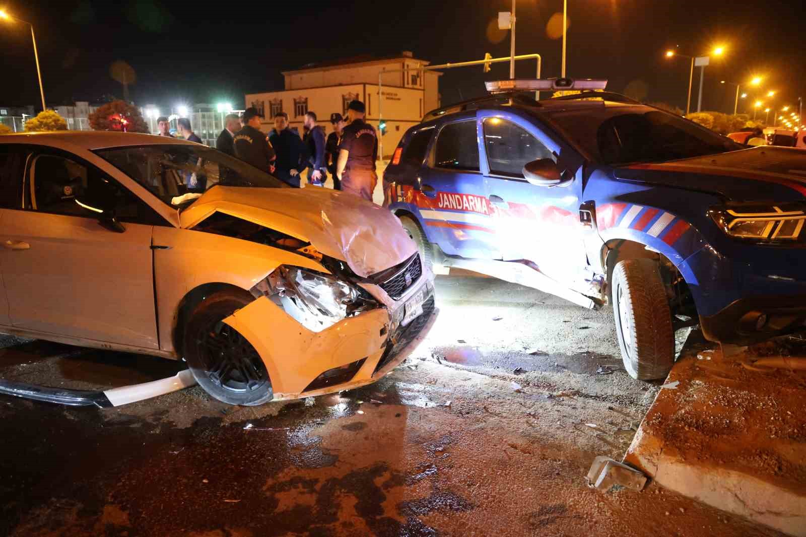 Elazığ’da jandarma aracı ile otomobil çarpıştı: 3 yaralı
