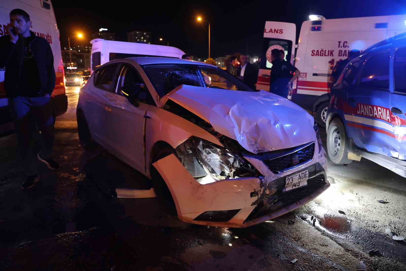 Elazığ’da jandarma aracı ile otomobil çarpıştı: 3 yaralı
