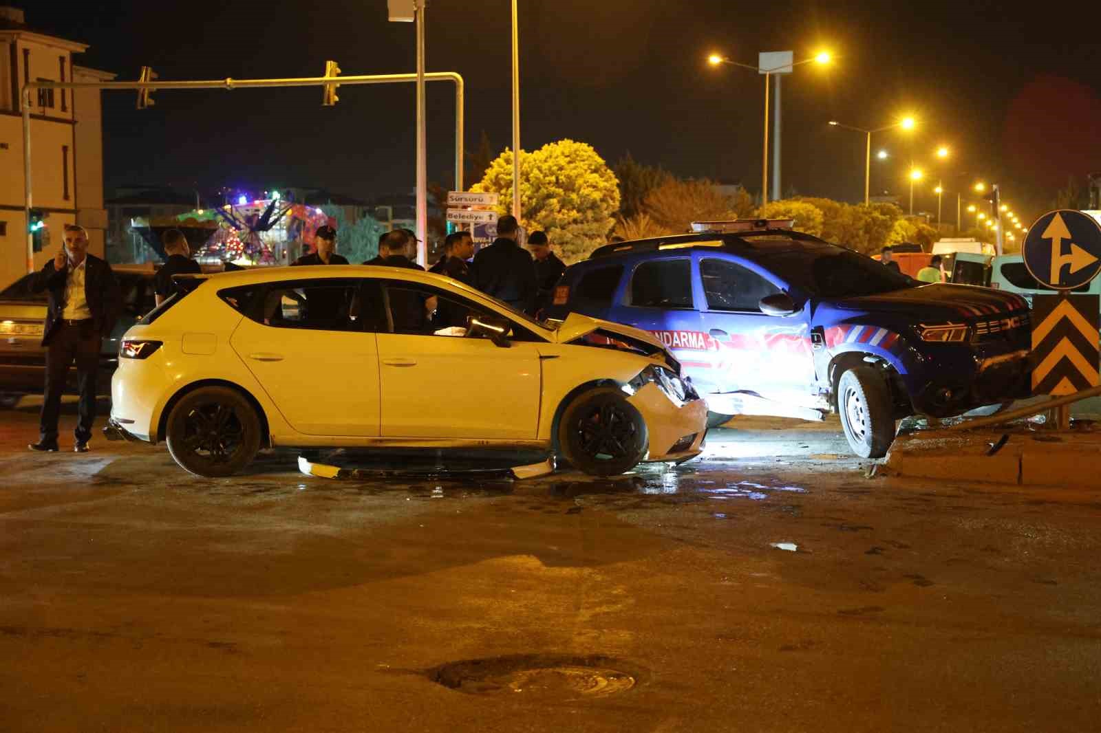 Elazığ’da jandarma aracı ile otomobil çarpıştı: 3 yaralı
