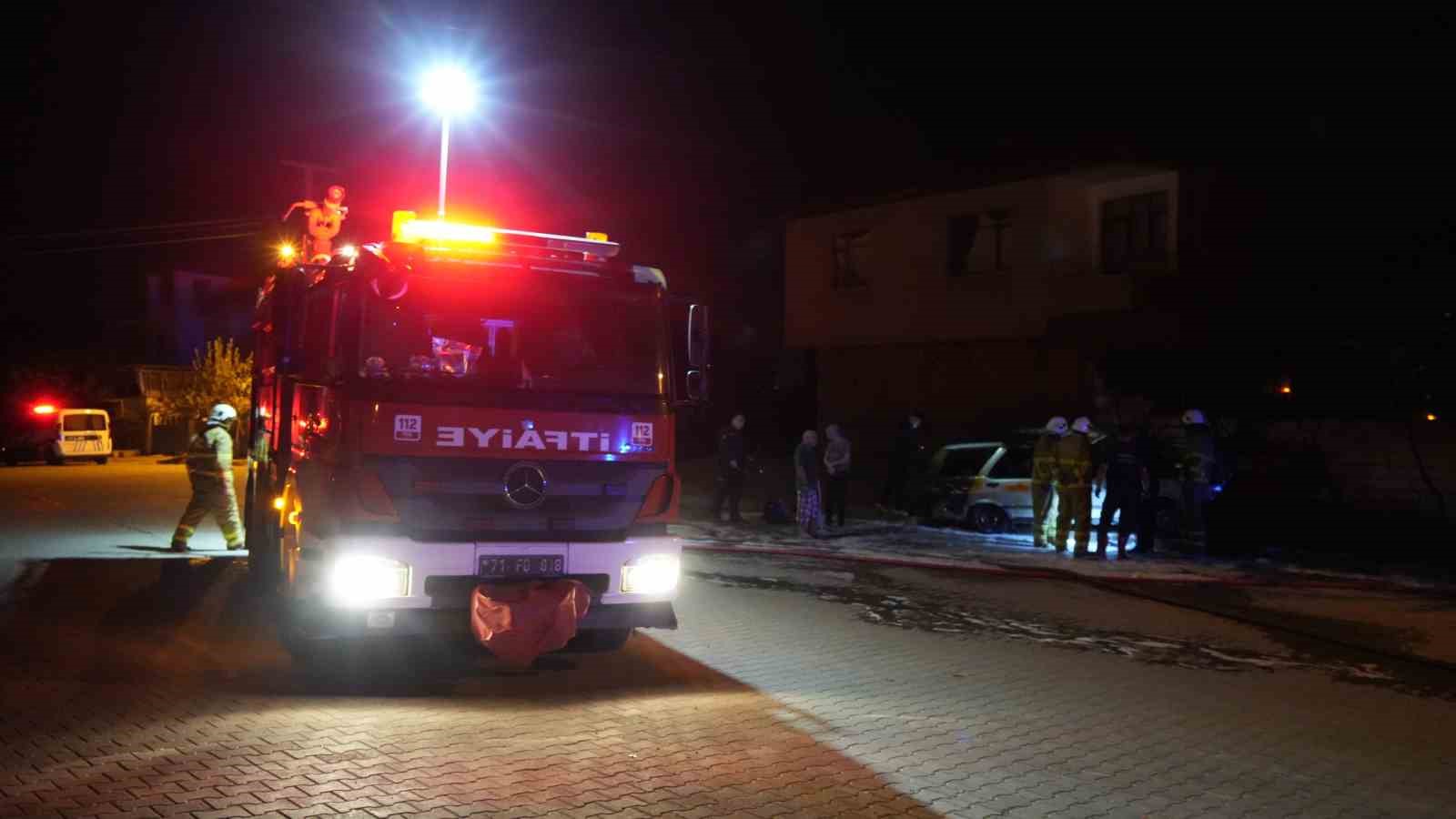 Bagajdaki mutfak tüpü alev aldı, araç ateş topuna döndü: Yola atlayan sürücü ağır yaralandı
