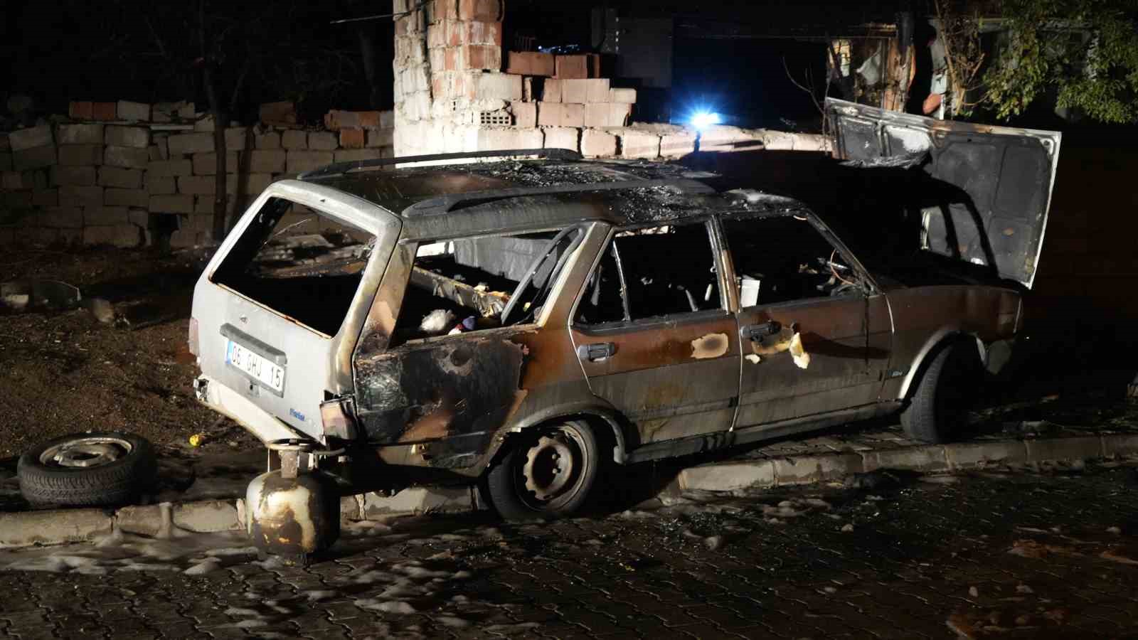 Bagajdaki mutfak tüpü alev aldı, araç ateş topuna döndü: Yola atlayan sürücü ağır yaralandı
