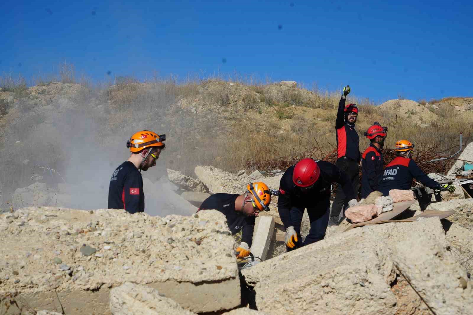 Bayburt’ta yapılan 5.8’lik deprem tatbikatı gerçeği aratmadı
