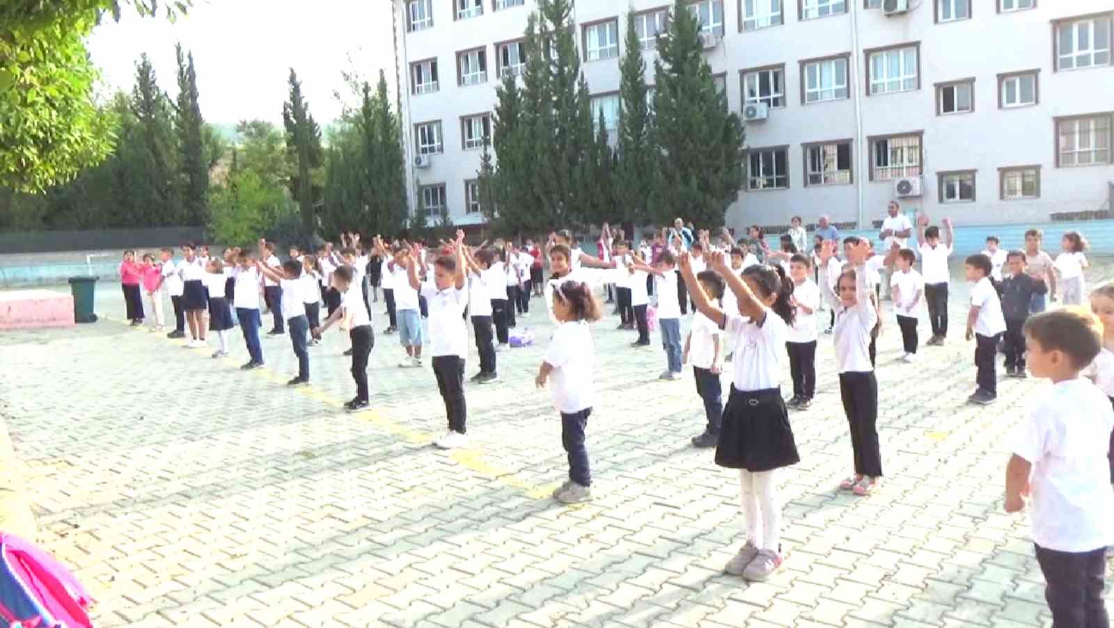 İlkokul öğrencileri, 2 yıldır güne sporla başlıyor
