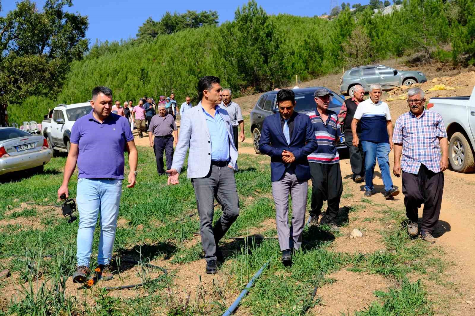 Başkan Atlı’ya köylü sorunlarını sazlı sözlü anlattı
