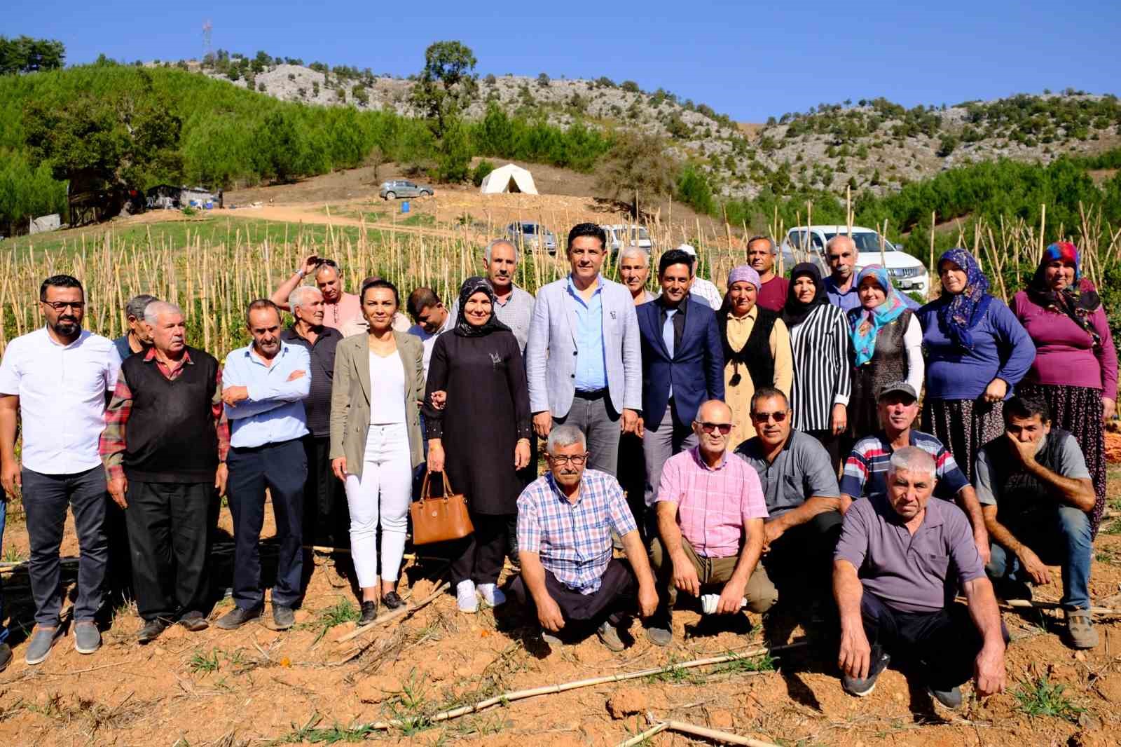 Başkan Atlı’ya köylü sorunlarını sazlı sözlü anlattı
