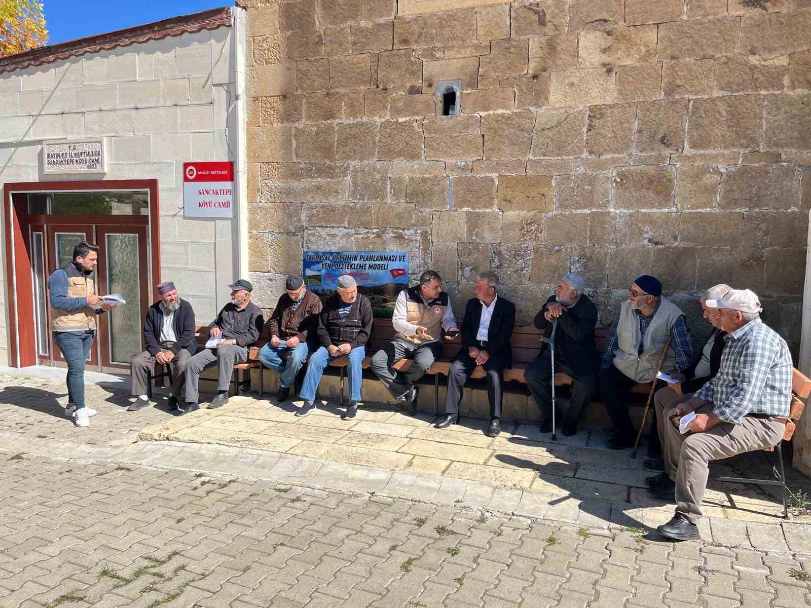 Çiftçiler köylerde bilgilendiriliyor
