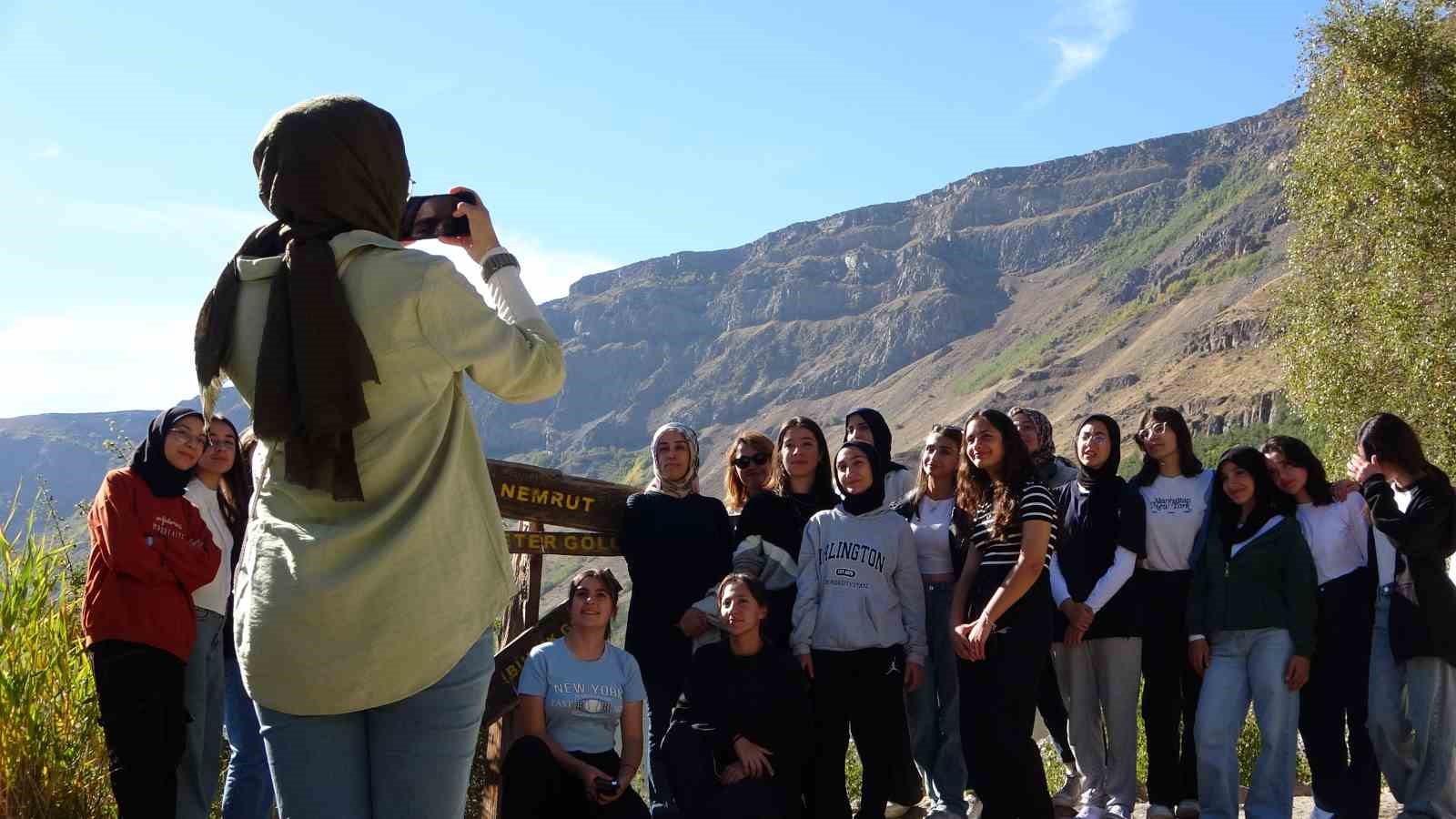 Nemrut Krater Gölü’ne ziyaretçi akını
