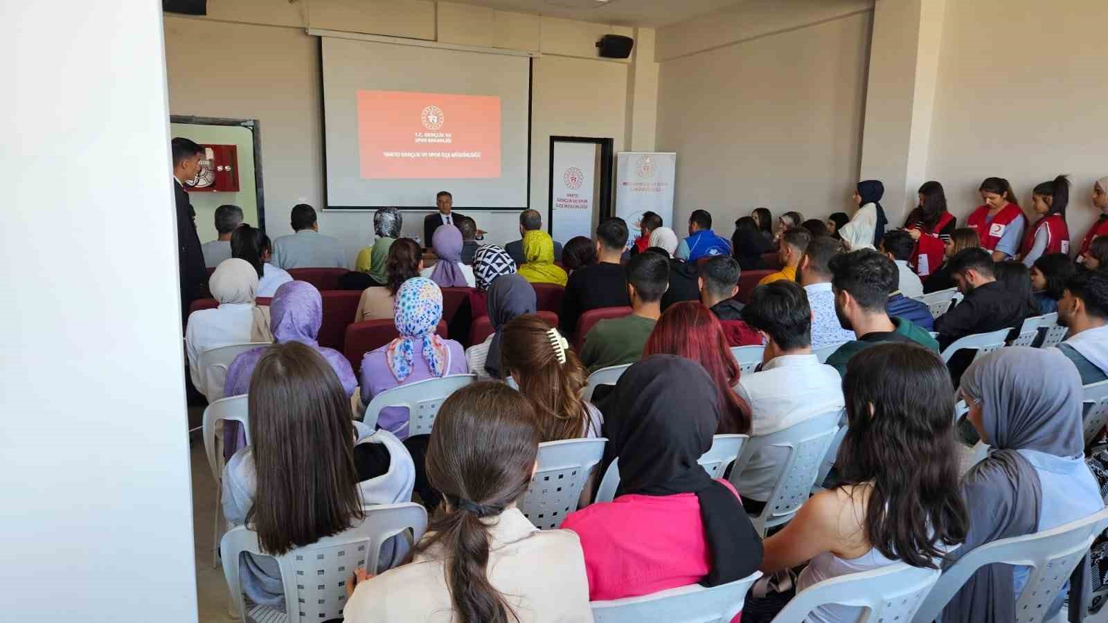 Varto’daki üniversite öğrencileri için ‘Çarşamba Semineri’ başladı
