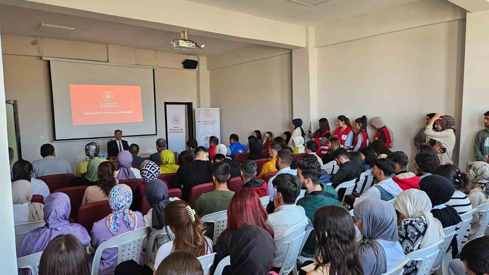 Varto’daki üniversite öğrencileri için ‘Çarşamba Semineri’ başladı
