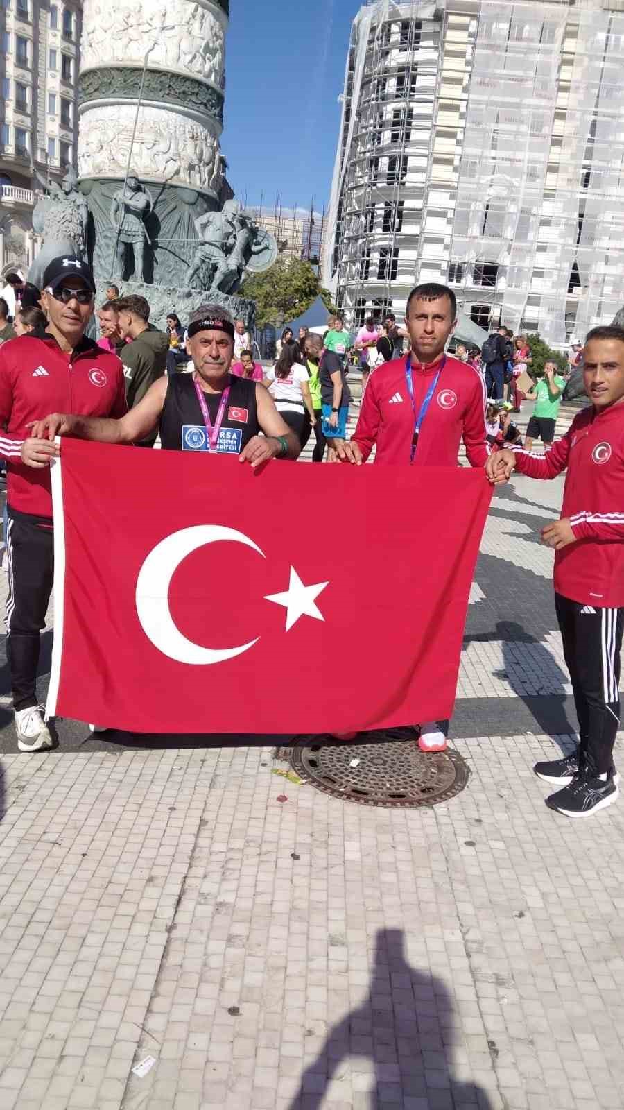 Bursalı esnaf yarı maratonda Türkiye’yi temsil etti
