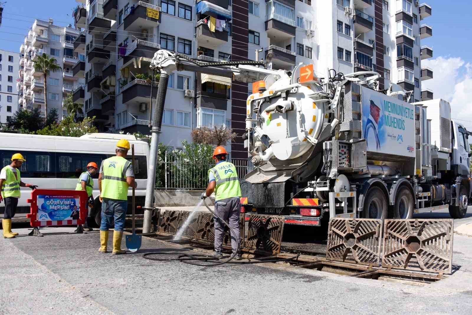 Mersin’de yağışlara karşı ızgara temizlikleri yapılıyor
