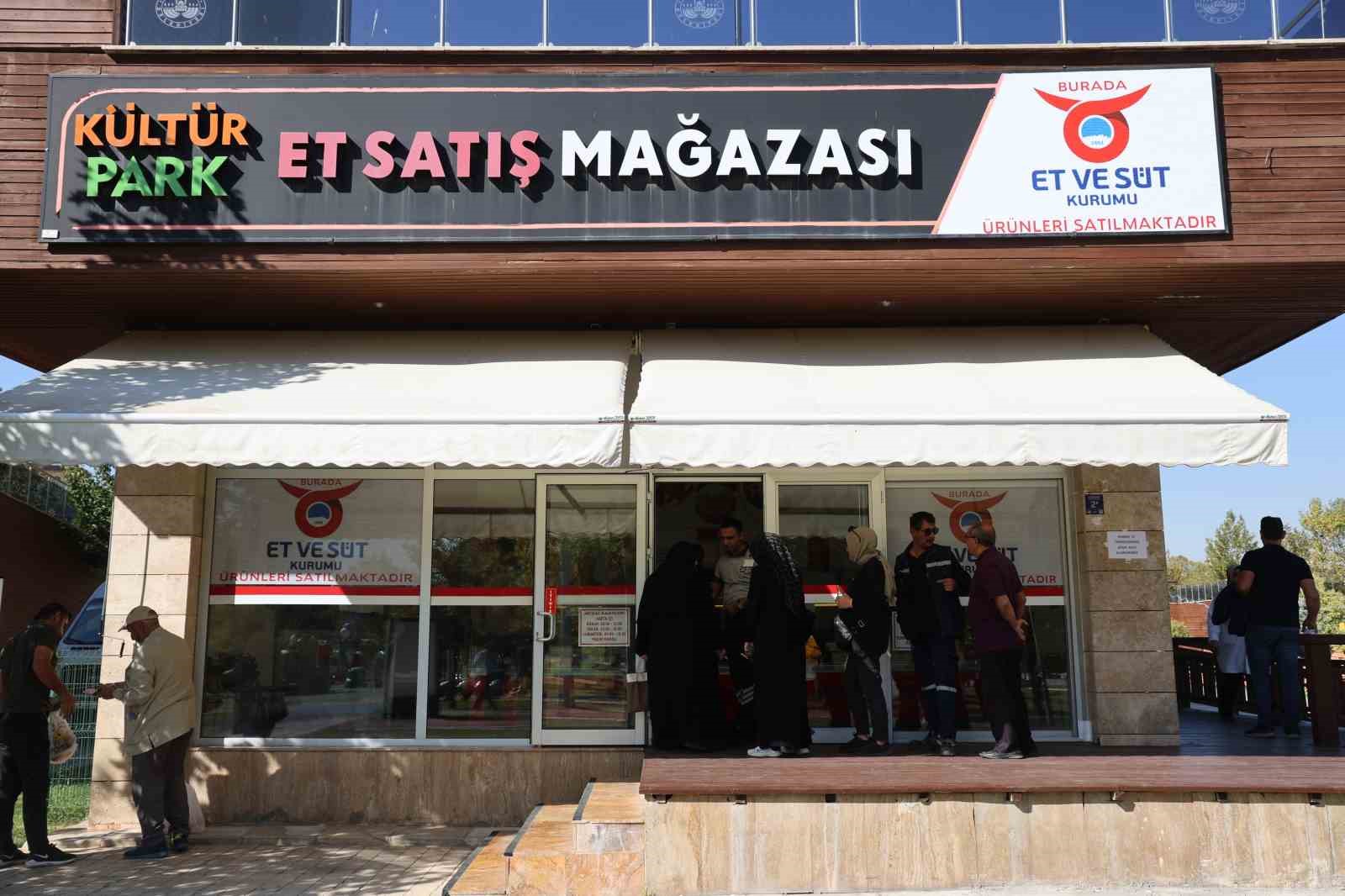 Bu mağazada etler yarı fiyatına
