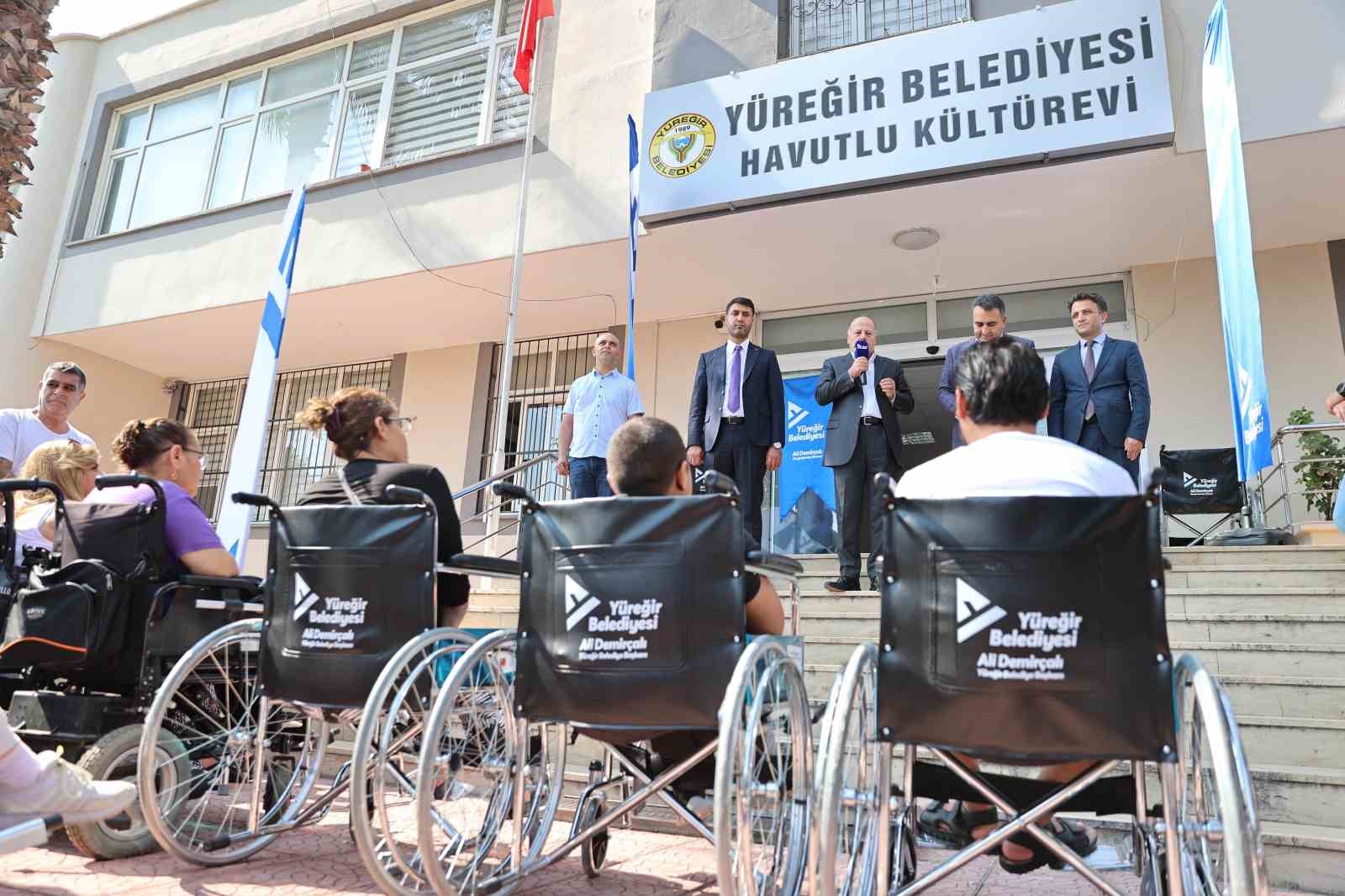 Yüreğir’de engelli bireylere medikal malzeme dağıtıldı
