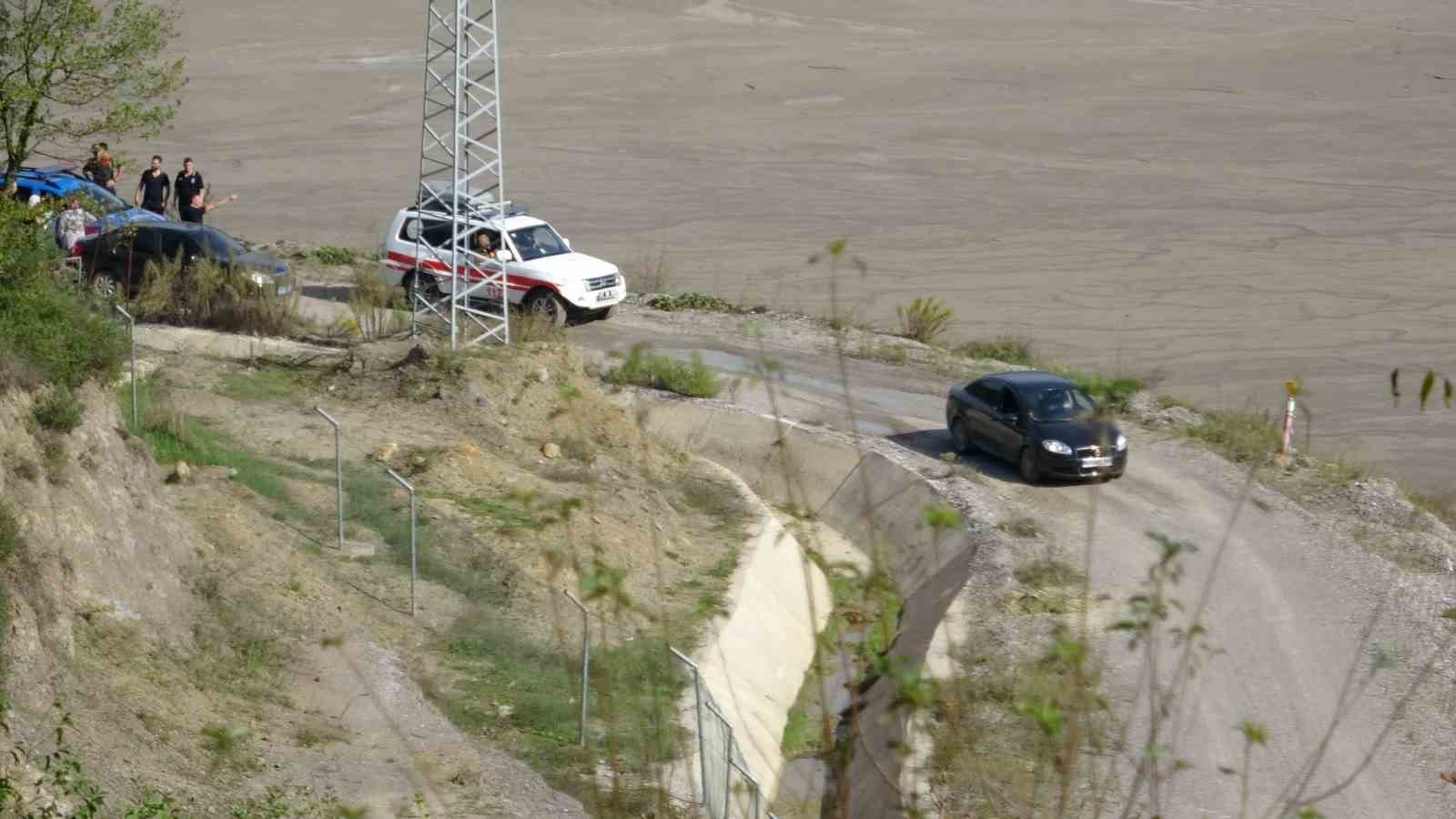 Defne yaprağı toplamak için gittiği ormanda kaybolan kadını jandarma buldu
