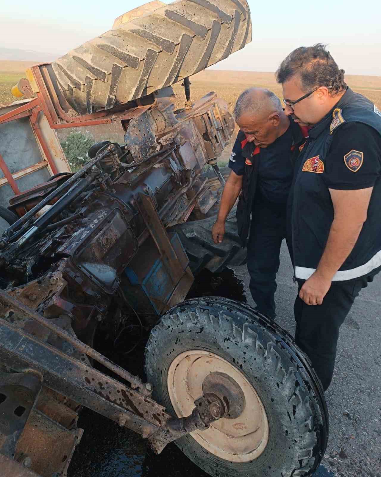 Traktörle çarpışan minibüsün sürücüsü yaralandı
