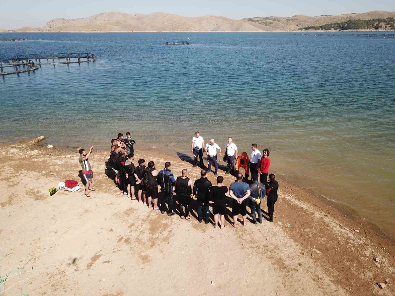 Elazığ’da itfaiye ve EKUT ekibine su altı arama kurtarma eğitimi verildi
