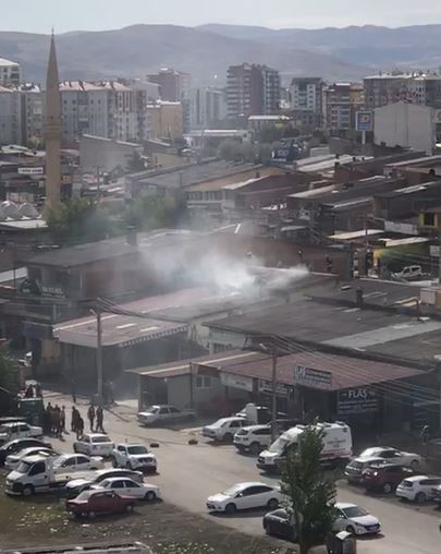 Sanayi çarşısında yangın, 3 kişi dumandan etkilendi
