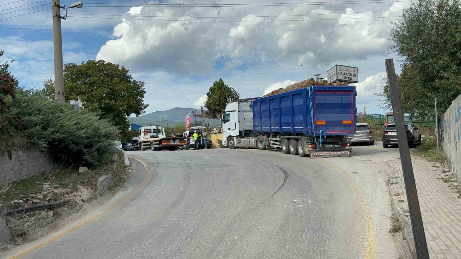 Tır alt geçitten geçerken tomrukları yola düşürdü
