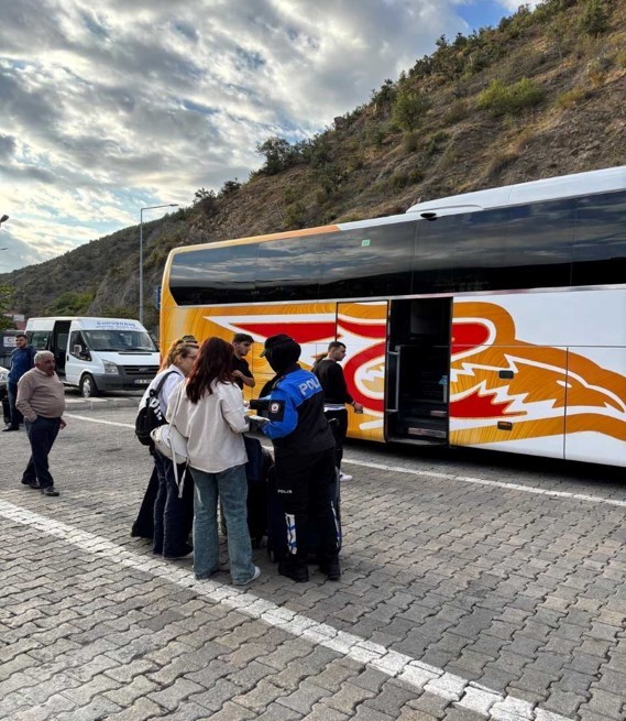 Gümüşhane’de polisler öğrencileri hırsızlık ve dolandırıcılık suçları hakkında bilgilendirdi
