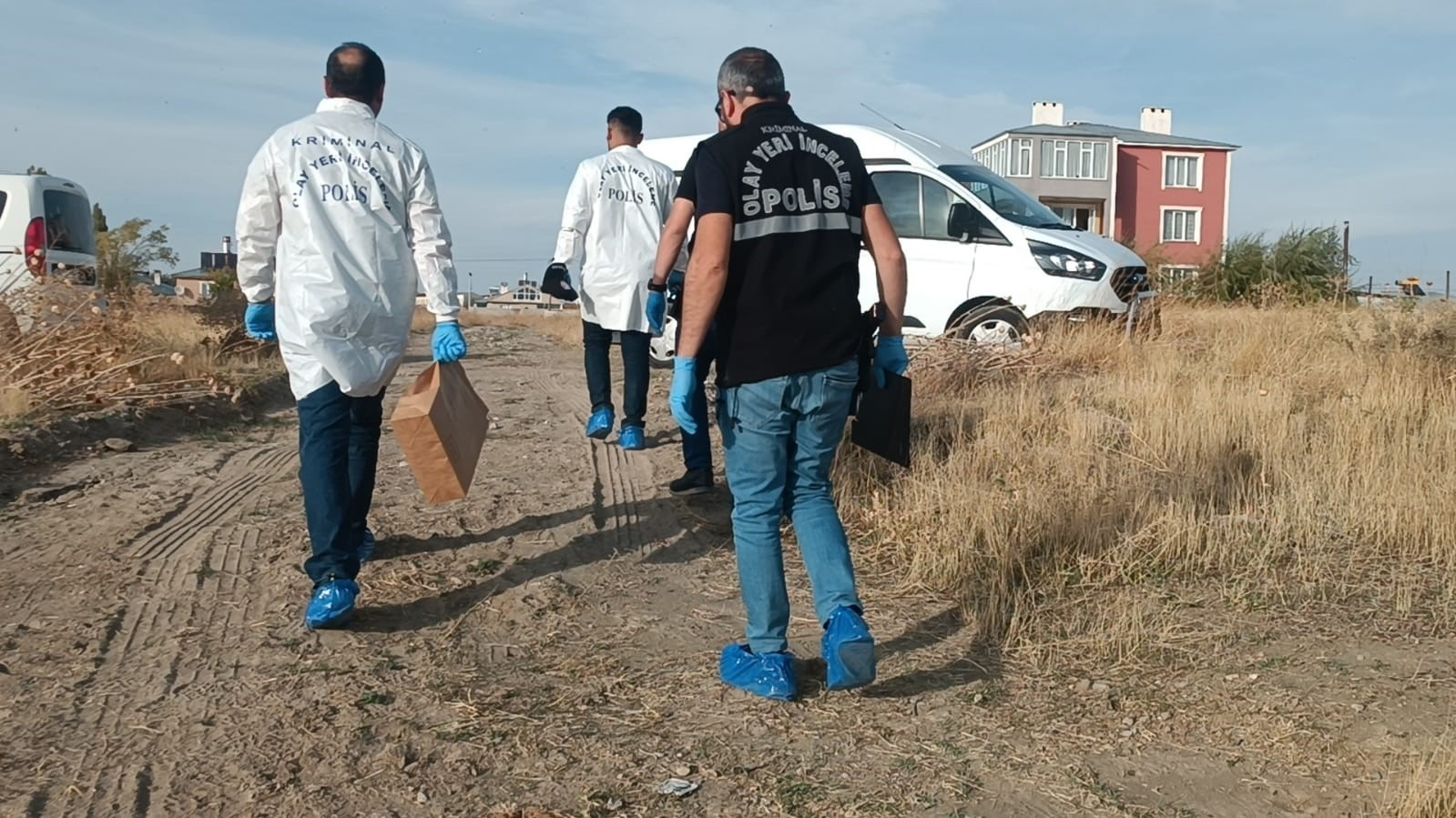 Van Gölü sahilinde Rojin’e ait olduğu iddia edilen kıyafet parçaları bulundu
