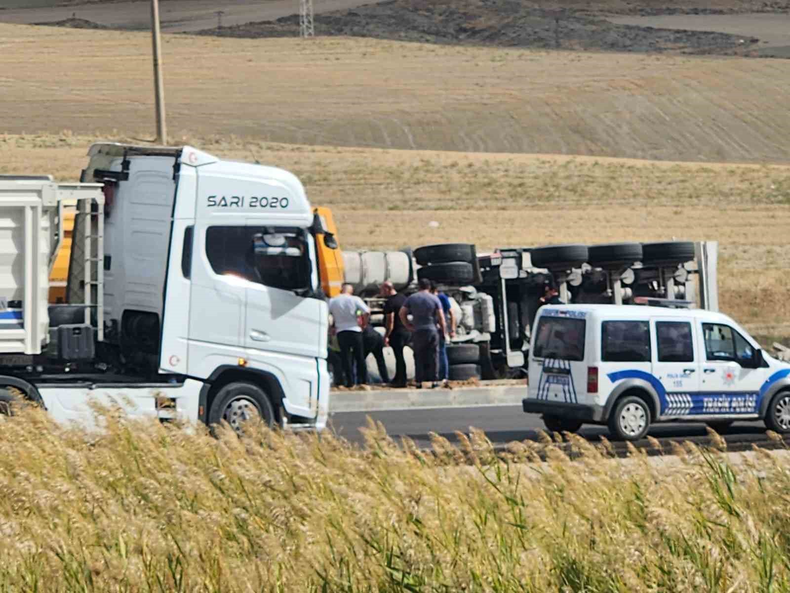 Ankara’da kuzu yüklü tır devrildi, hayvanlar telef oldu
