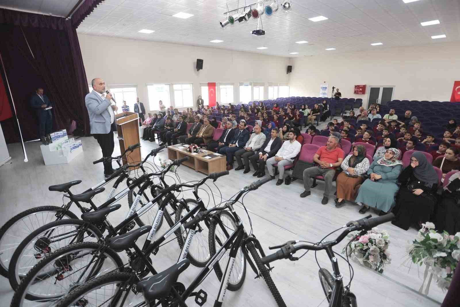 Başkan İbrahim Sandıkçı’dan öğrencilere ödül
