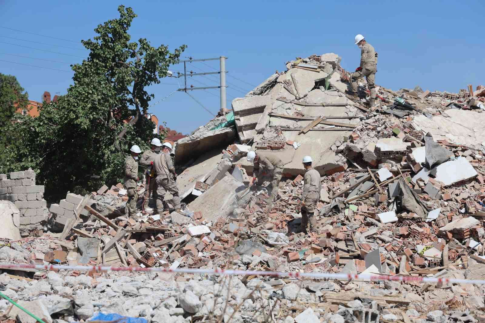 Konya’daki deprem tatbikatı gerçeğini aratmadı
