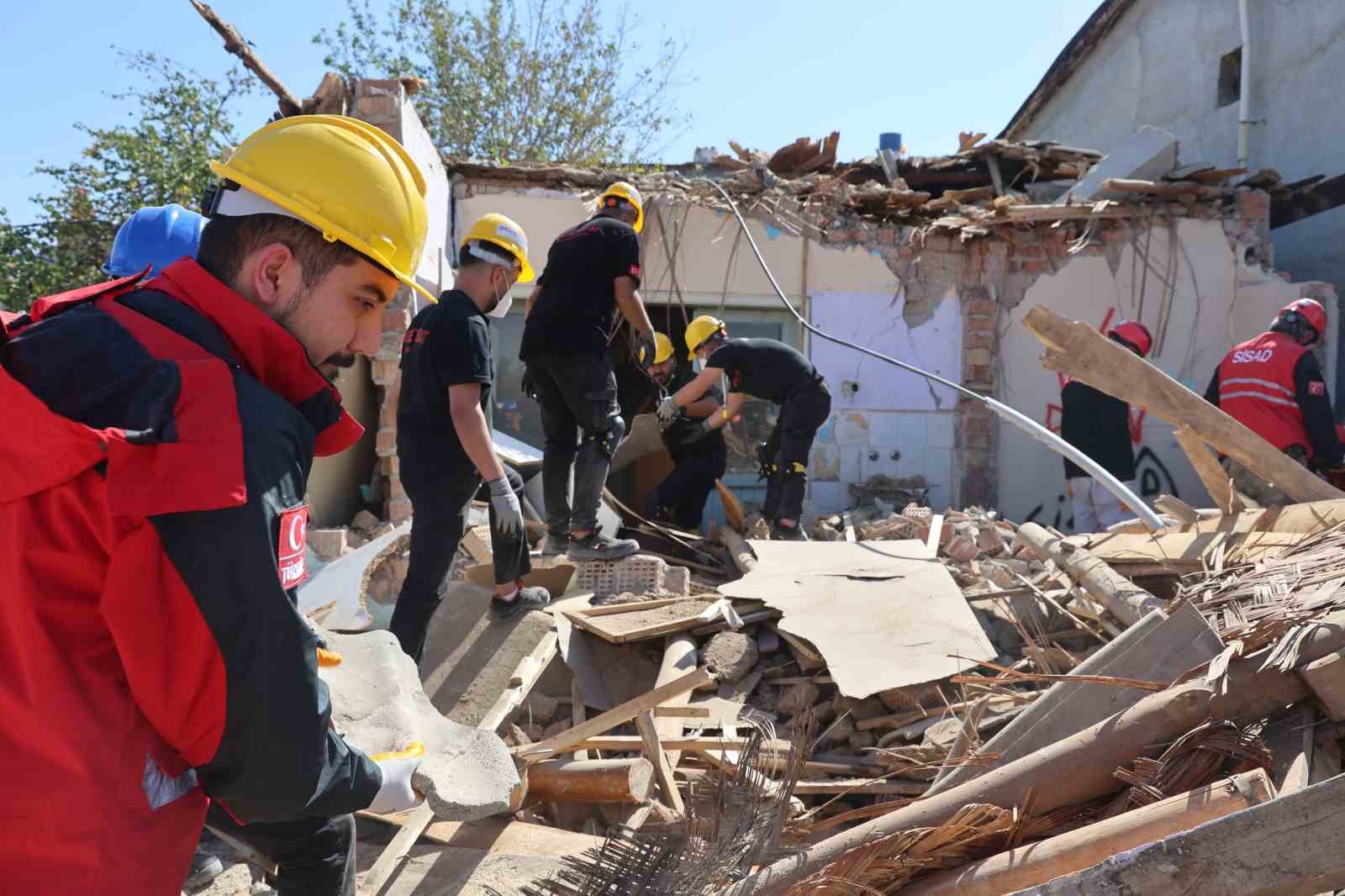 Konya’daki deprem tatbikatı gerçeğini aratmadı
