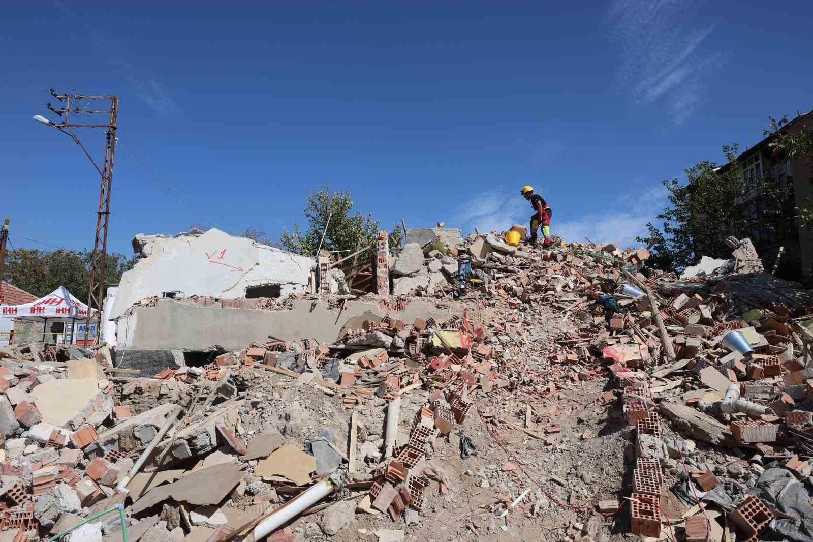 Konya’daki deprem tatbikatı gerçeğini aratmadı
