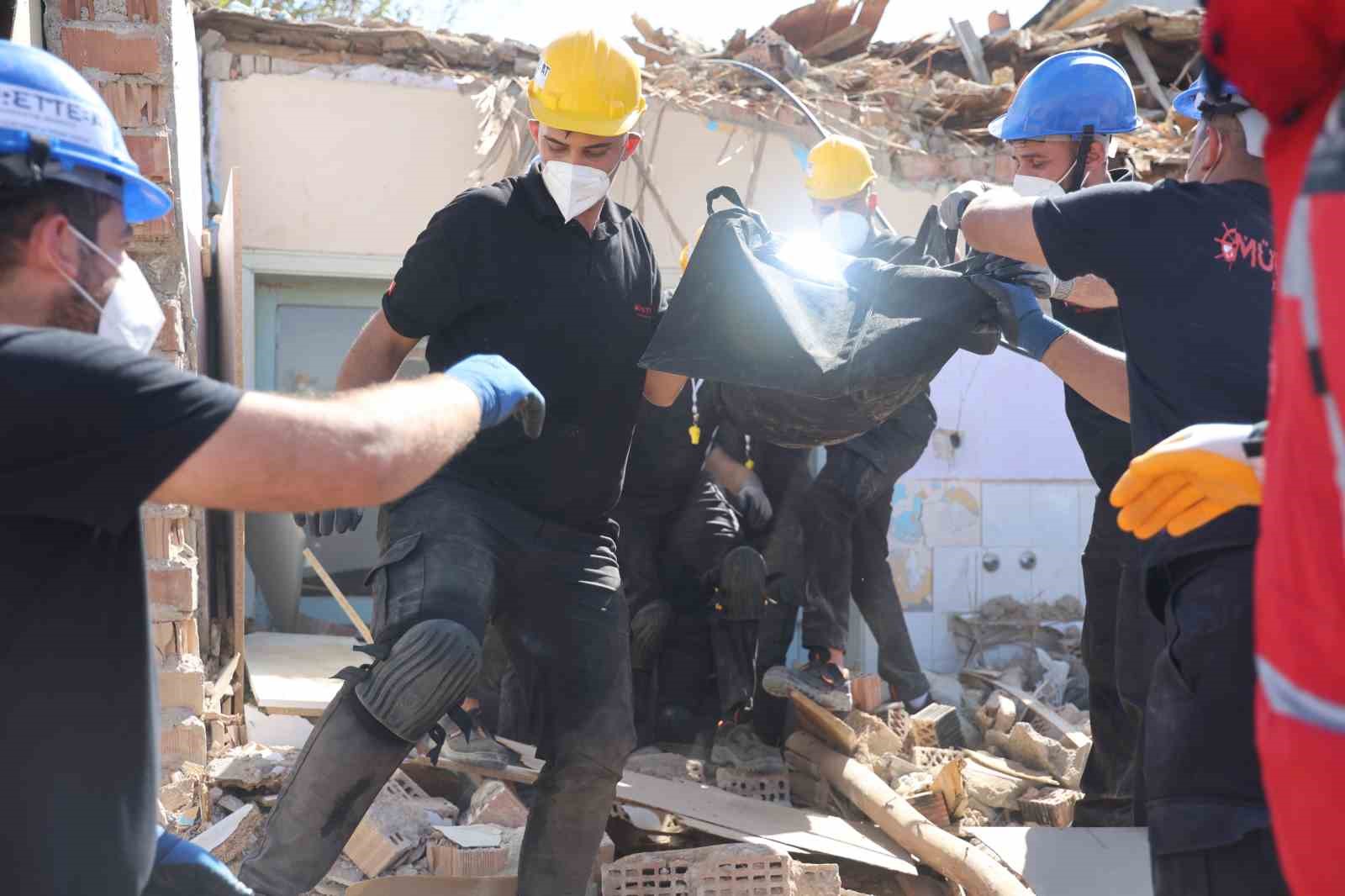 Konya’daki deprem tatbikatı gerçeğini aratmadı
