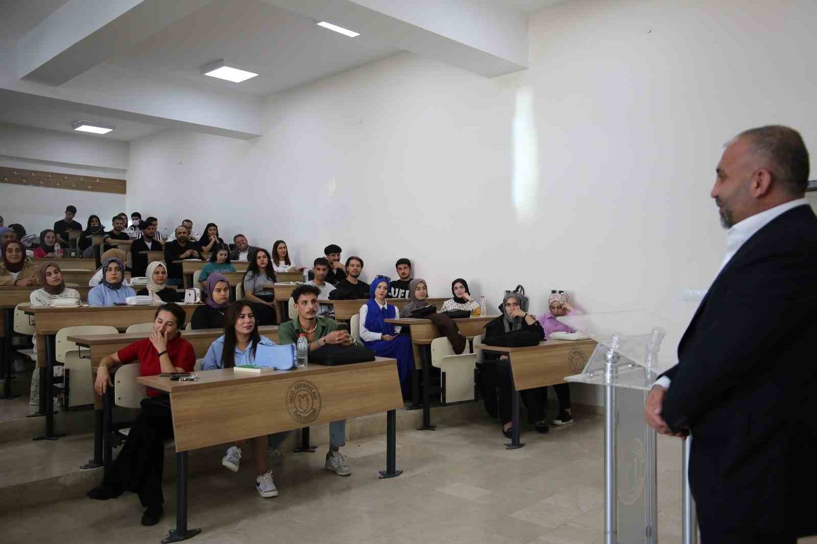 Gazeteciler Cemiyeti Başkanı Özbey, öğrencilerle deneyimlerini paylaştı
