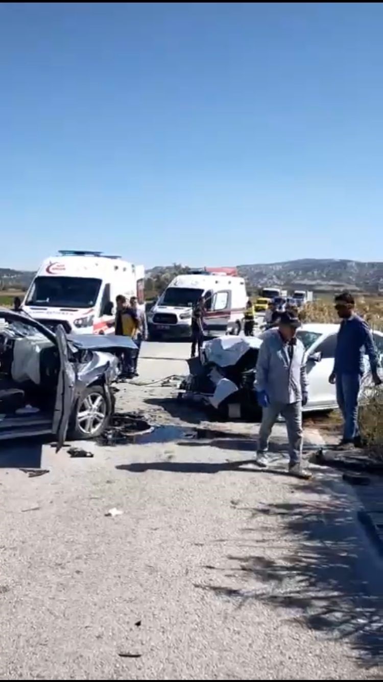 Burdur’da iki otomobil kafa kafaya çarpıştı: 6 yaralı
