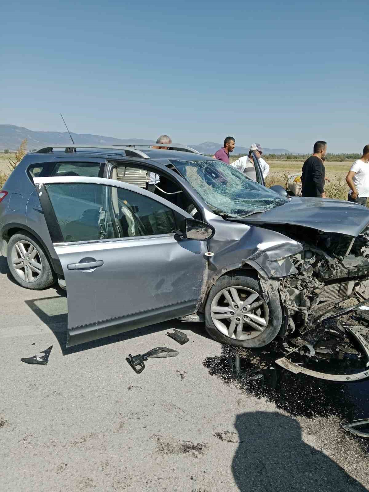 Burdur’da iki otomobil kafa kafaya çarpıştı: 6 yaralı
