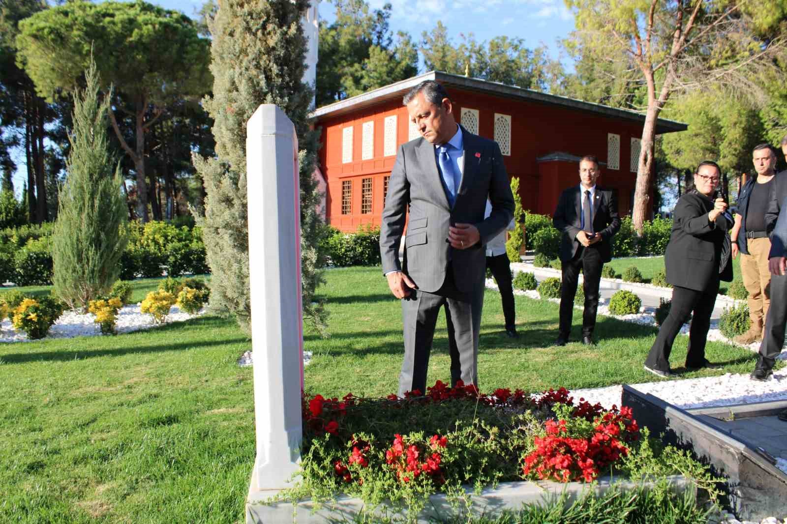 CHP Genel Başkanı Özel, Şehitler Abidesinde Atatürk Anıtına çelenk bıraktı
