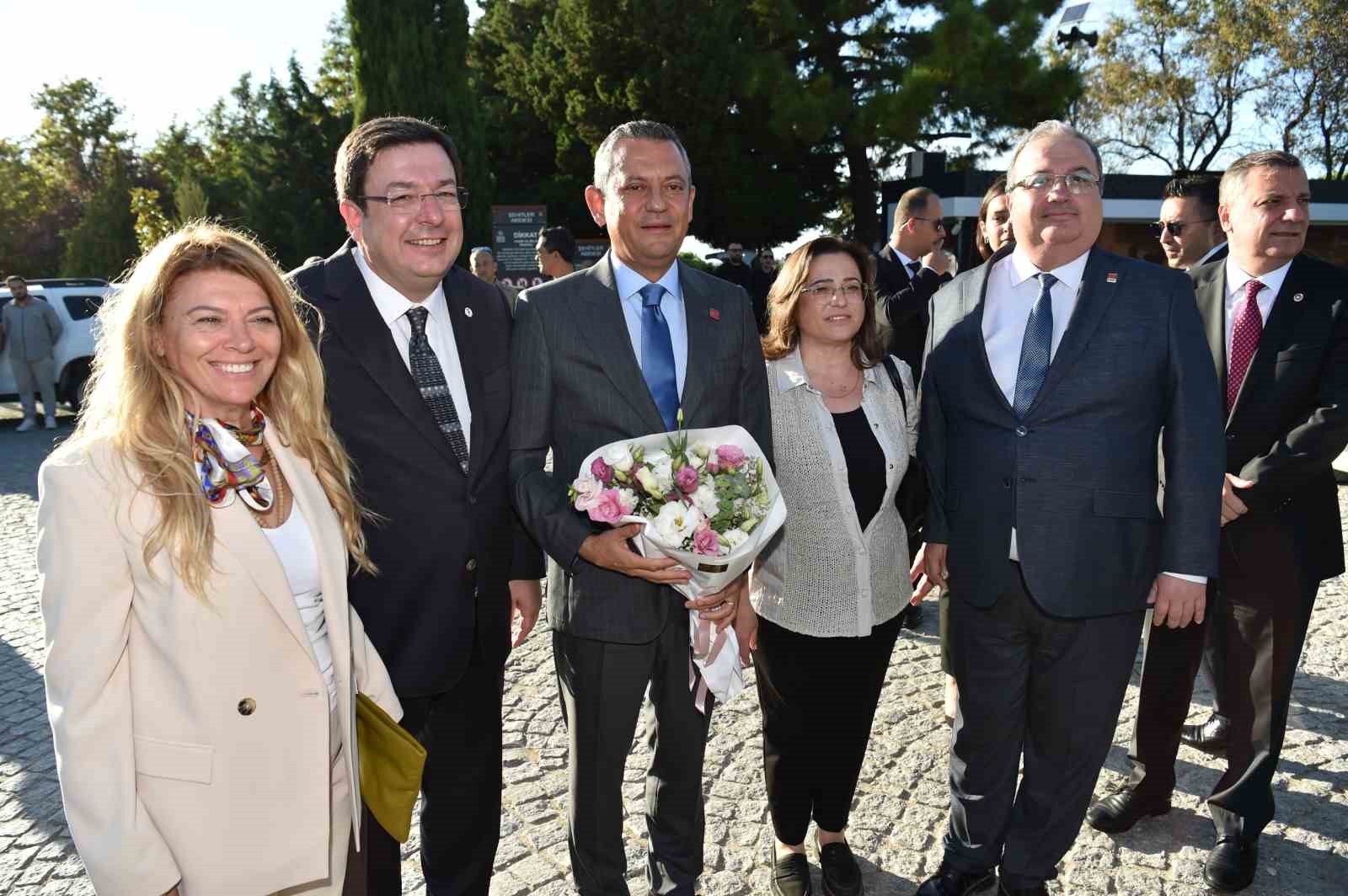 CHP Genel Başkanı Özel, Şehitler Abidesinde Atatürk Anıtına çelenk bıraktı
