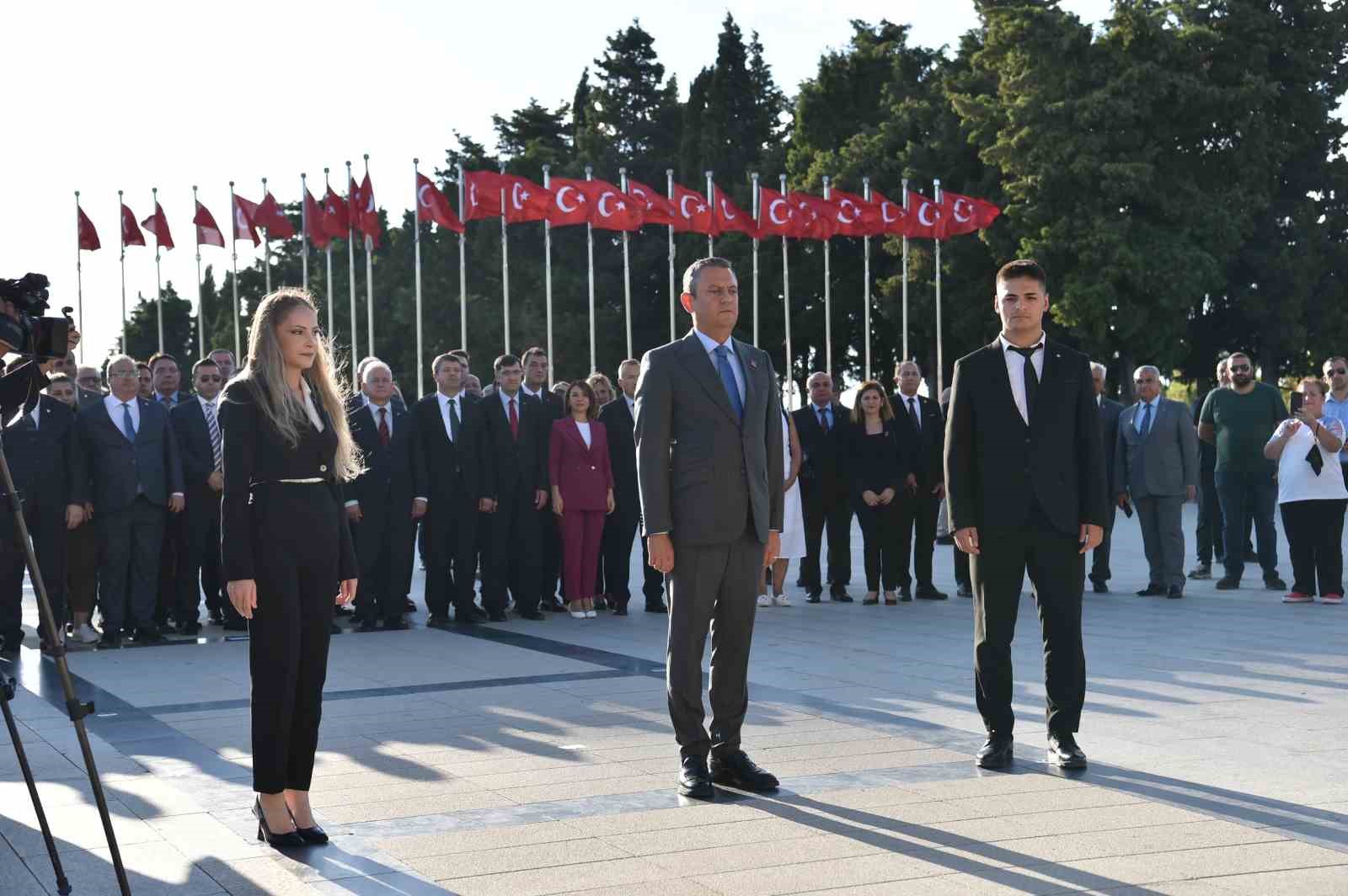 CHP Genel Başkanı Özel, Şehitler Abidesinde Atatürk Anıtına çelenk bıraktı
