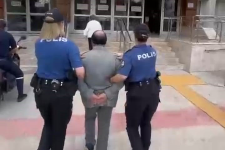 Kadına şiddet suçundan aranıyordu, kadın polislere yakalandı
