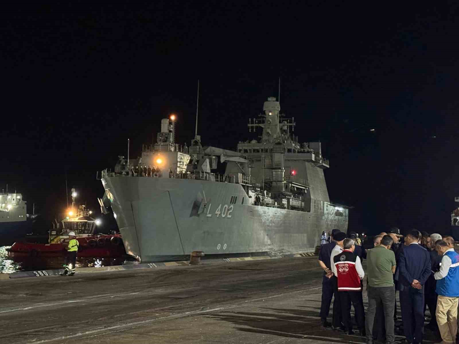 Lübnan’dan tahliye operasyonu: Deniz Kuvvetlerine ait ilk gemi Mersin’e ulaştı
