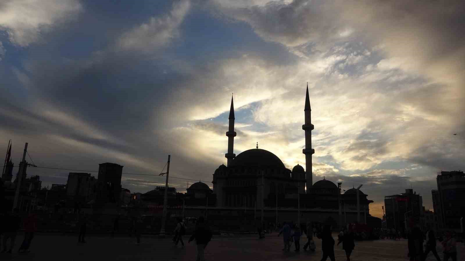 Beyoğlu’nda gün batımı manzarası hayran bıraktı
