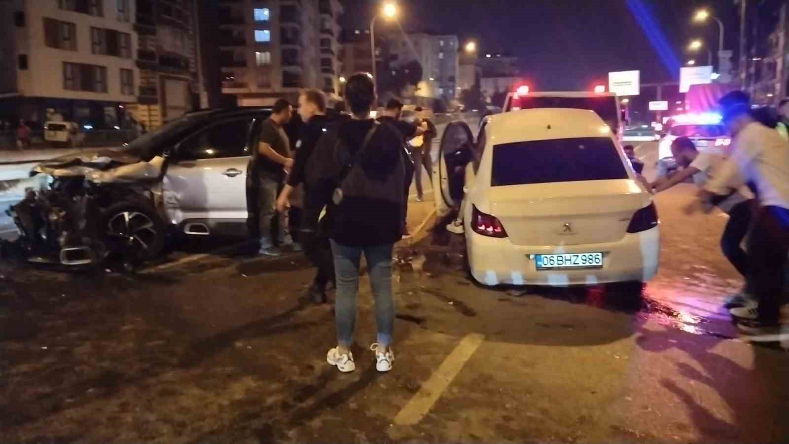 Çekmeköy’de 3 araç zincirleme kaza: 3 kişi yaralandı
