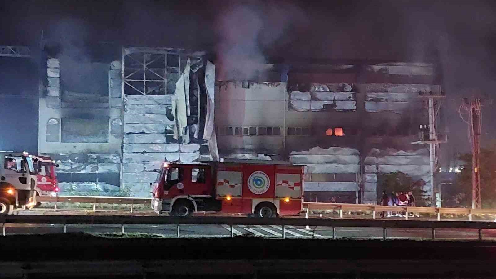 Kozmetik fabrikasındaki yangın 3 saat sonra kontrol altına alındı
